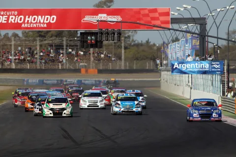 Start of race 2: big gap already for Lopez