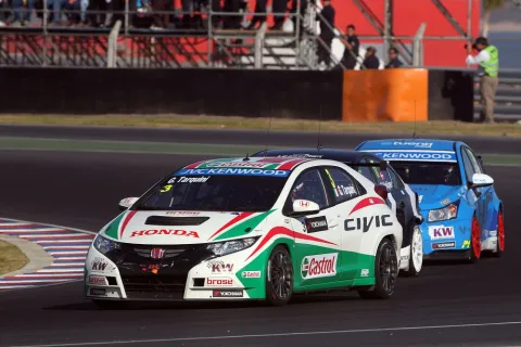 Gabriele Tarquini could keep the Chevrolet Cruze behind