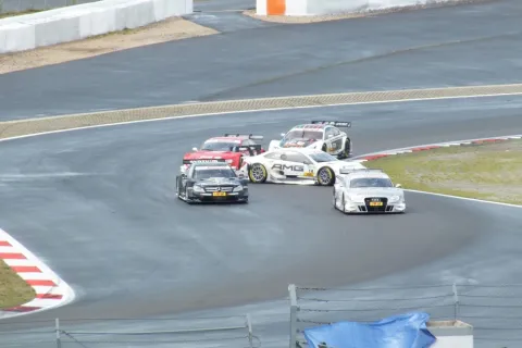 Wehrlein sideways: Close battles in the midfield