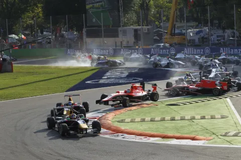 Chaos at the start: Zamparelli cleans up