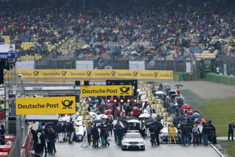 Preparations to start in damp Hockenheim