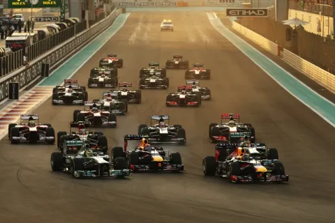 Start of the Abu Dhabi GP: Vettel squeezes into the lead
