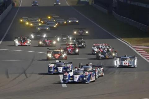 Start: Polesitter Toyota #7 leads the field in the first lap