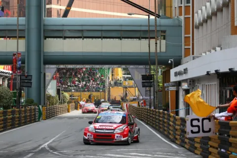 Was put out of the race on the way to points: James Thompson