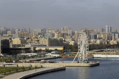 Baku: Race between downtown and the Caspian Sea