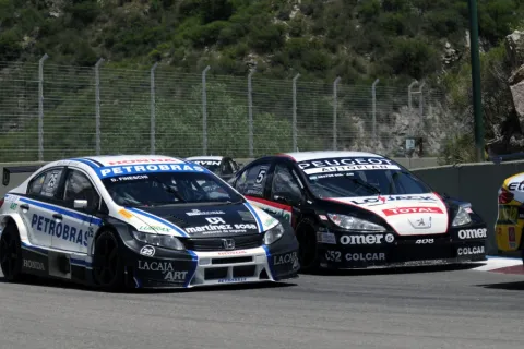 Battles in the midfield: Nestor Girolami and Damián Fineschi