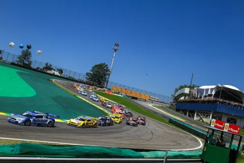 Start of the final race of the 2013 season