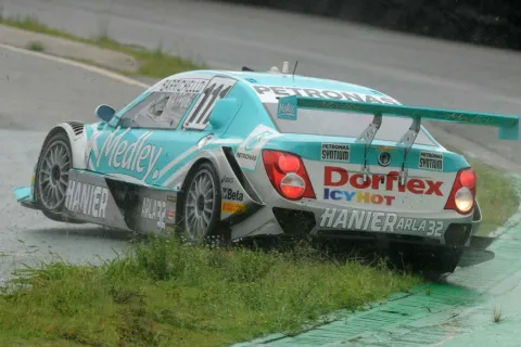 Rubens Barrichello and Augusto Farfus going Wrong
